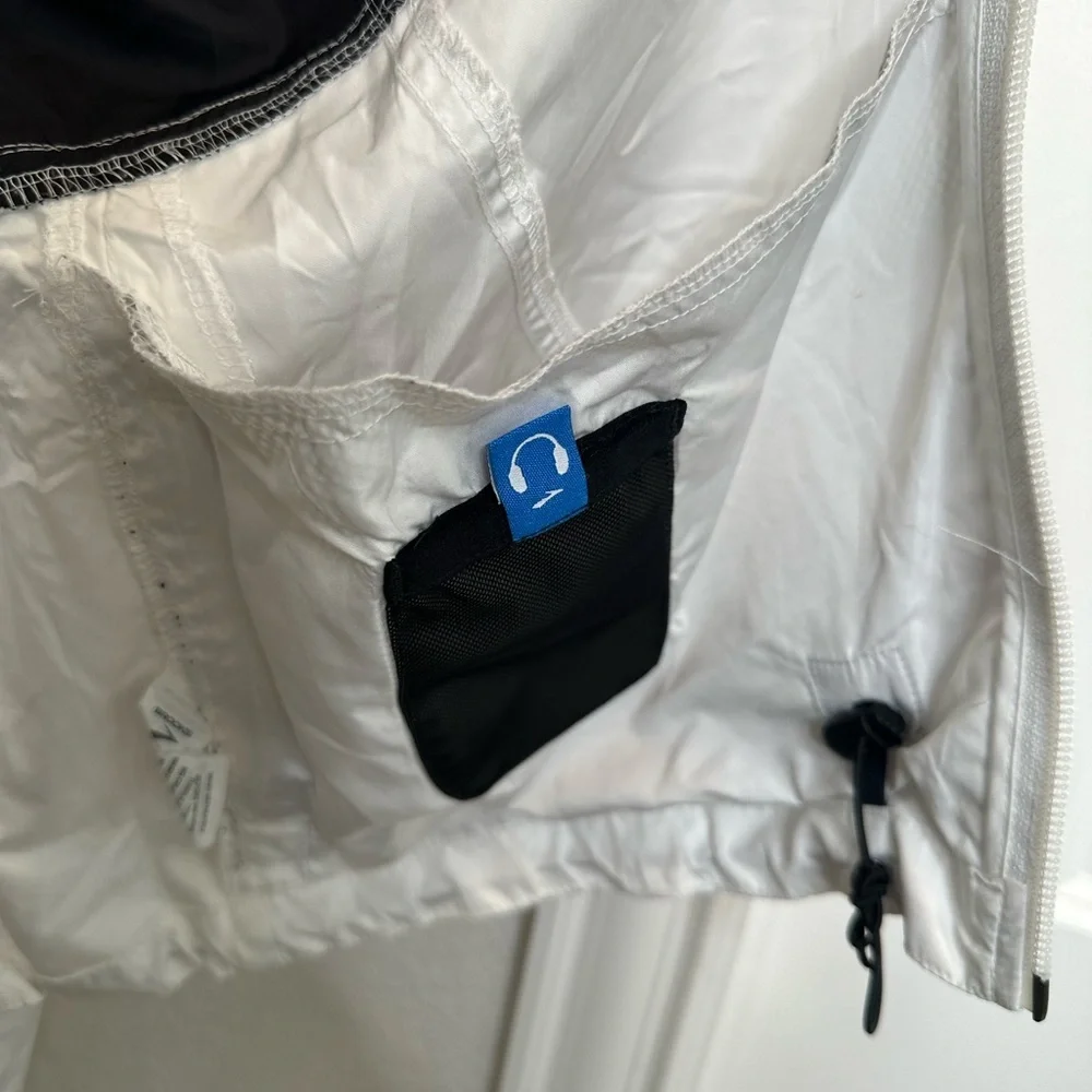 Brooks Windbreaker Athletic Jacket Full zip colors black and white‎ Sz large